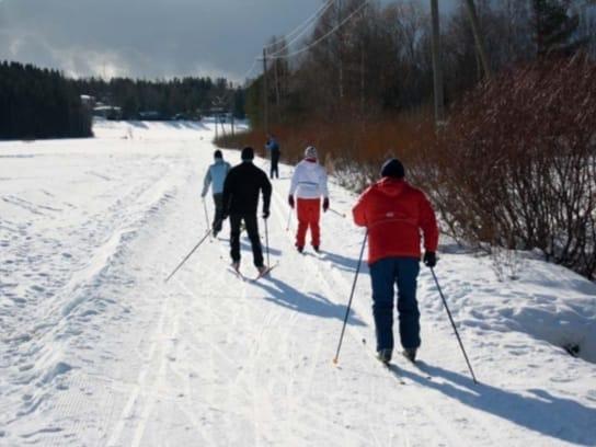 Hiihtäjiä ladulla