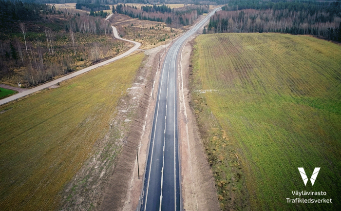 Klaukkalan kehätie peltojen keskellä.