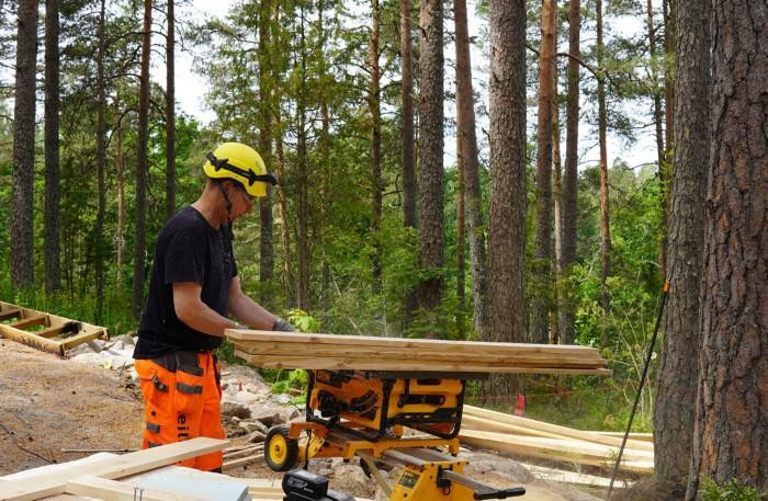 Työmies sirkkelöi puita Taaborinvuorella.