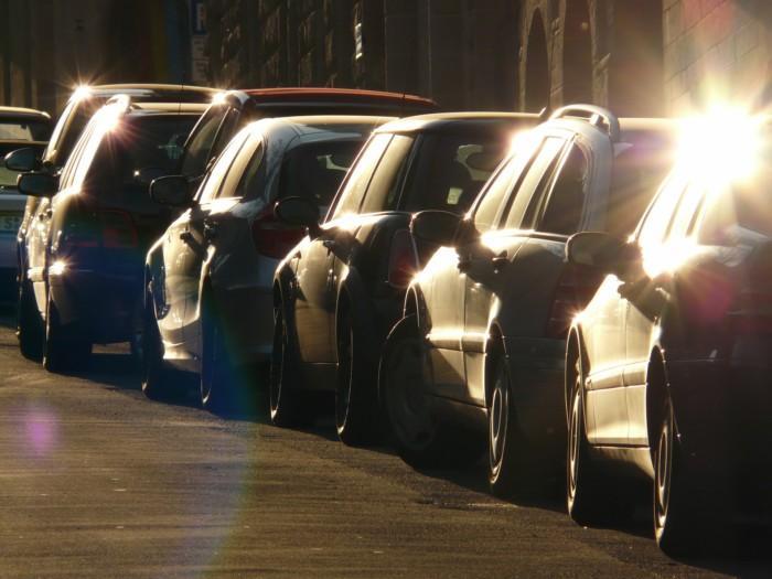 Autoja pysäköitynä kadunvarteen.