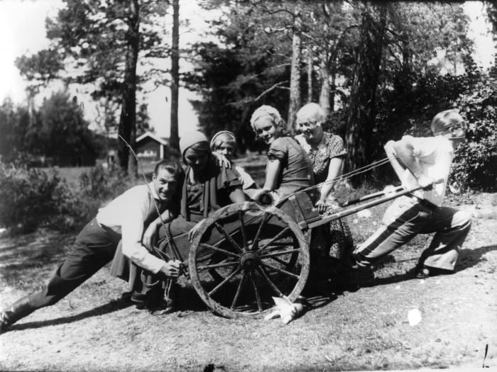 Kuvassa 1930-luvun kirkonkylän nuorisoa. Kuva Nurmijärven museo, Reino Kostia.