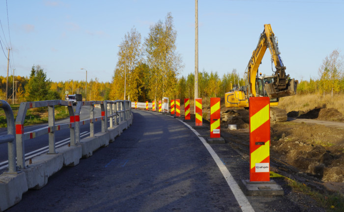 Kaivinkone kaivamassa maata tietyömaalla.