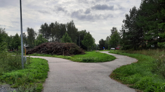 Ropakkotie Klaukkalassa, jonka varrella iso risukasa.