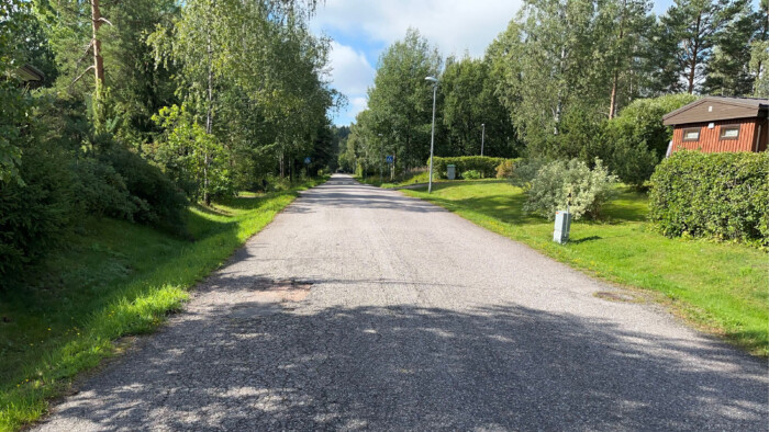 Katu, jonka reunamillal on ehtipuita ja taloja.