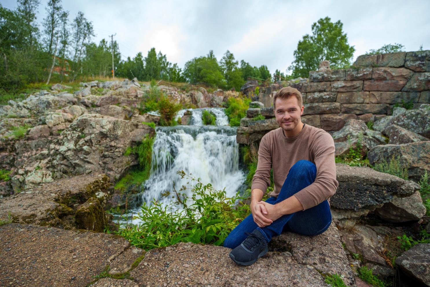 Perttu Pölönen istuu Kuhakoskella.