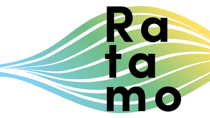 Ratamo-kirjastojen logo: alla tyylitelty sini-vihreä-keltainen piharatamon lehti ja päällä teksti Ratamo.